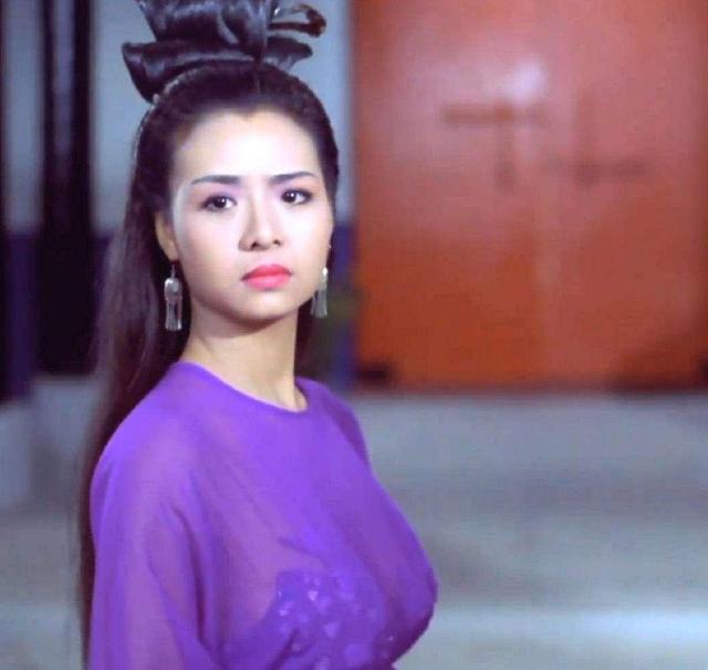 58岁叶子楣请明星朋友吃大餐，穿着青花瓷裙子，整个人瘦到显病态