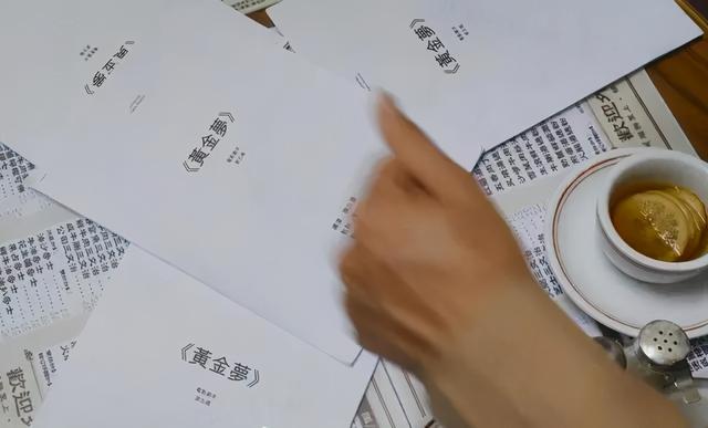 荒诞剧团：演员拍激情戏“假戏真做​”，这剧戳破了娱乐圈潜规则