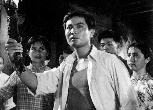 他是上影演员，可与梁波罗比帅，在《等到满山红叶时》饰高英恋人