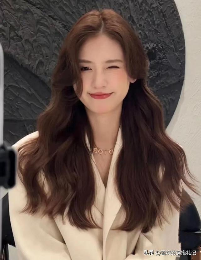 被赵露思的“韩式波浪卷”惊艳了!精致有气质,太适合圆脸了吧