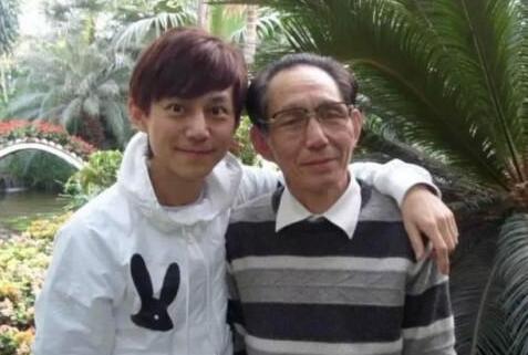 何炅父亲近照曝光 细数明星父母颜值