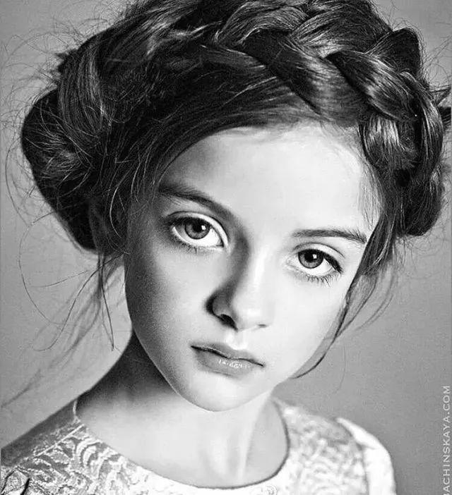 俄罗斯最炽手可热的小童模“米兰”长大了,唯美的洛丽塔就是她本人啦!