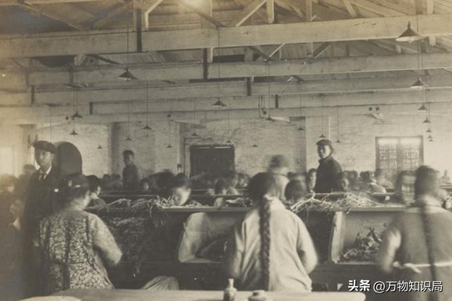 晚清老照片：男男女女挤在一起打麻将，囚徒感觉丢脸躲避镜头