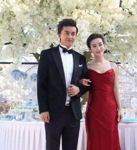 戏里的小燕子嫁给了尔康,越来越漂亮,2人很有夫妻相