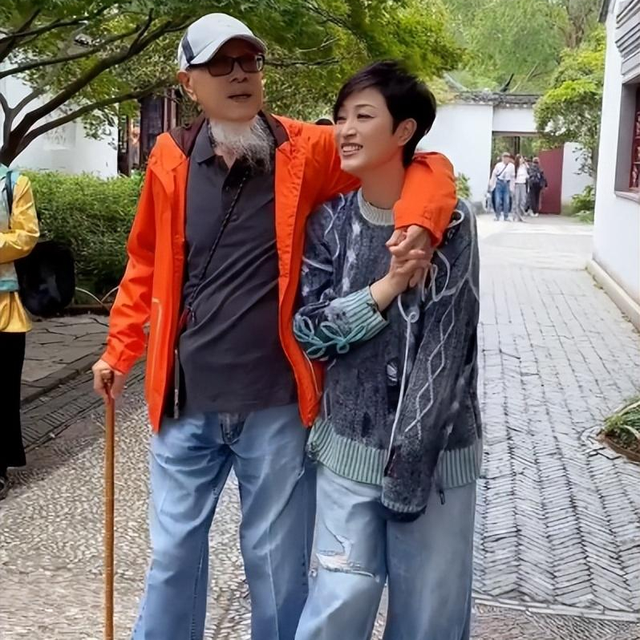 陈法蓉陪88岁父亲回江苏老家，陈父精神足，女儿57岁未婚育成遗憾
