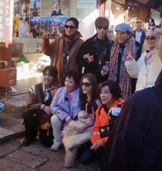 刘晓庆和倪萍蔡明逛街，160身高遭质疑，网友：为啥比蔡明低一头