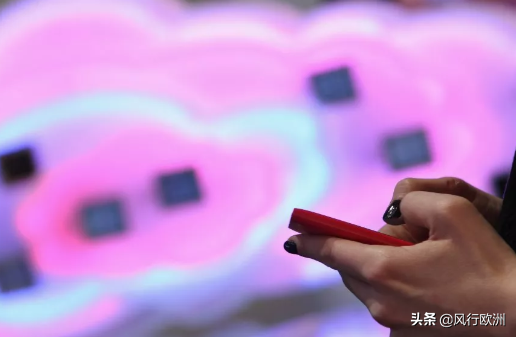 靠大学生、网红卖私照，他爆赚12亿镑，情色创业害了谁？