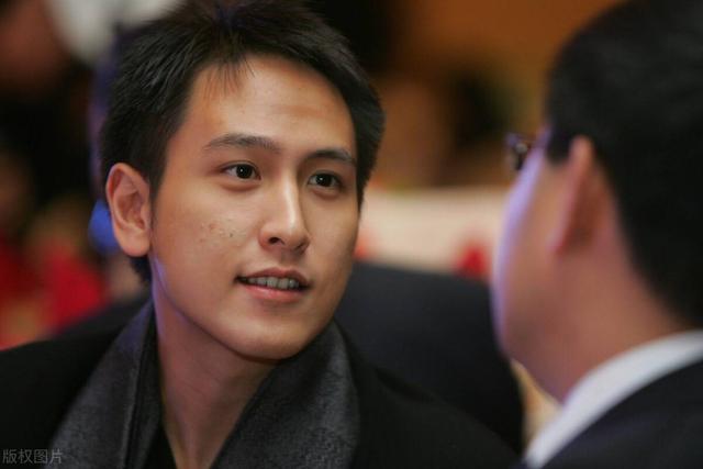 父亲浦东第一地主，母亲是影后，继承上海133套房，21岁身家百亿