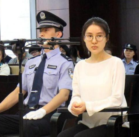 “炫富名媛”郭美美的堕落史,和宠爱她的土豪干爹们