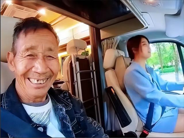 她出生4个月被遗弃，养父为她终身未娶，如今她身家过亿报答养父