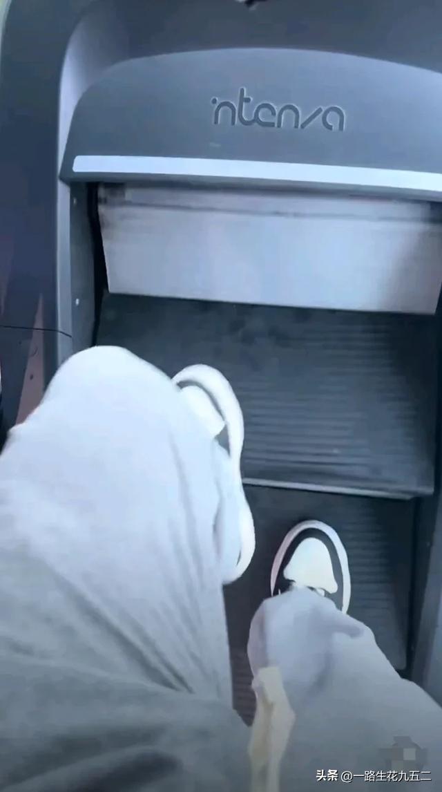 健身房的帅气肌肉男