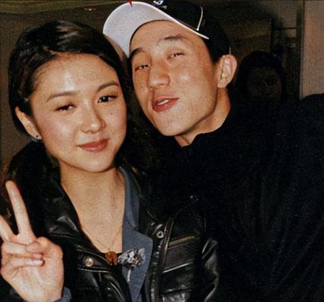 成龙的一双儿女：一个自甘堕落一个放飞自我，终是年少风流惹的祸