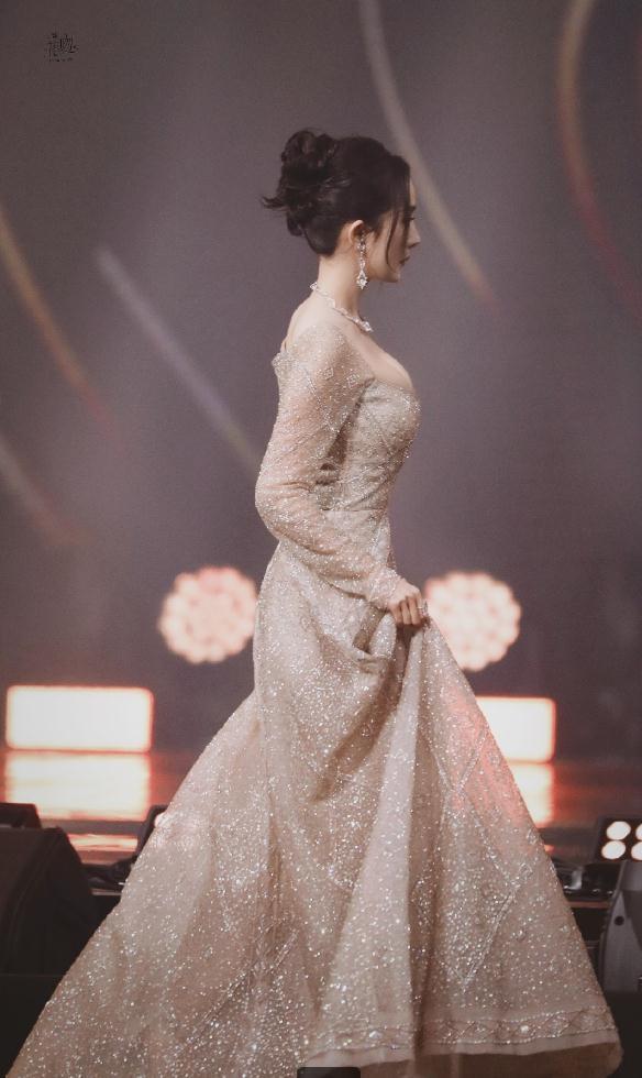 杨幂侧面照曝光,凹凸有致大秀事业线,驼背改善,女神气质猛增