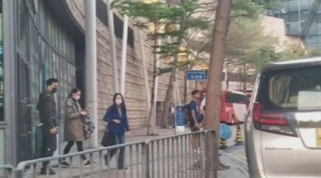 梁洛施罕见和妈妈同框,梁妈妈状态年轻,颜值气质不输女儿