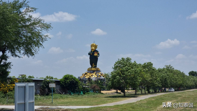 泰国暖武里全球最大“四耳五眼”神像吸引大量泰外民众参拜