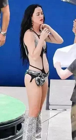 水果姐新MV大尺度曝光，比基尼造型亲密接吻引热议！