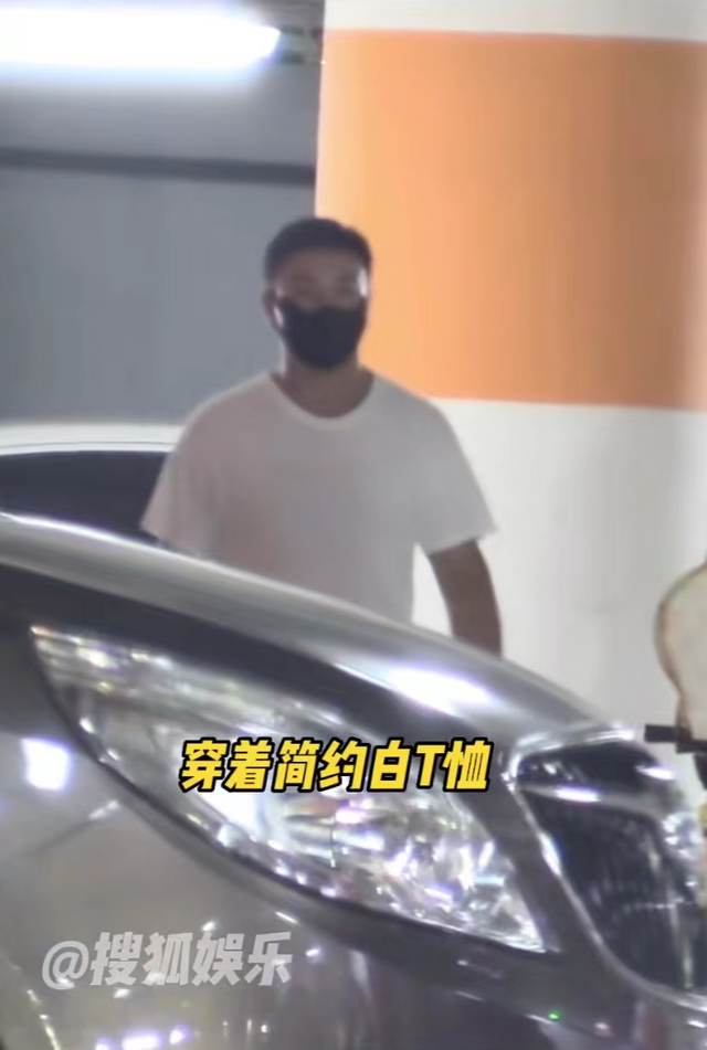 释小龙一家三口罕同框！娇妻秀身材凹凸有致，女儿左摇右摆学走路