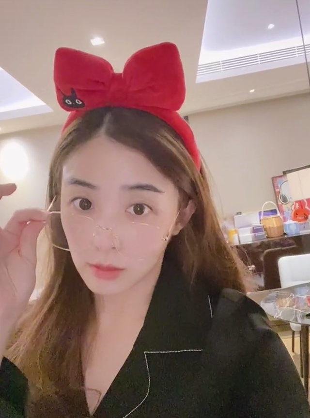 31岁张含韵少女感十足，穿学生装不违和，却因身材被嘲：张含孕