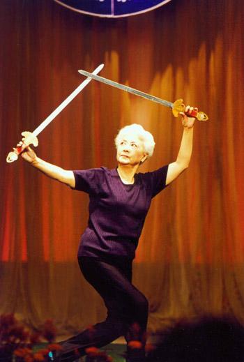 京剧名家熊明霞:3副护腿让妈妈泪目,她的姐弟婚姻幸福吗?