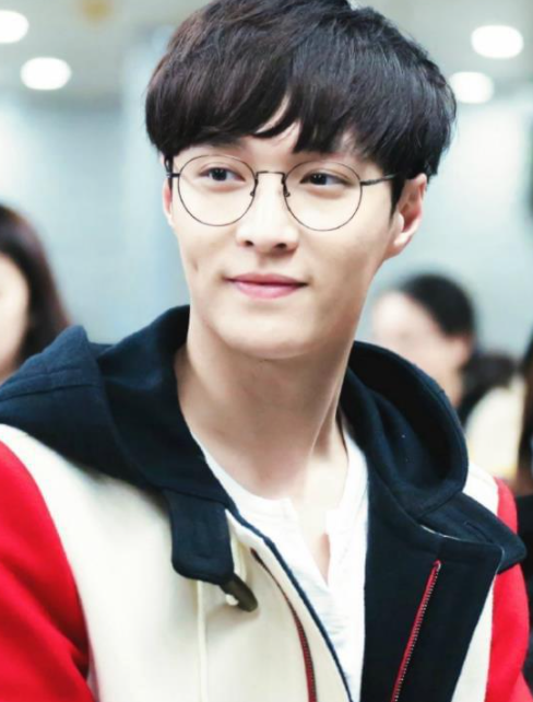 张艺兴内衣广告遭嘲，腿毛抢眼姿势无美感，网友：路过不敢看