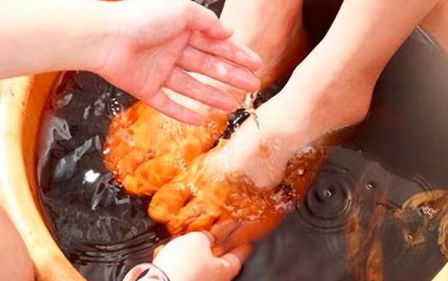 北京一大妈坚持泡脚，半夜突发猝死离世，医生无奈：2习惯不重视