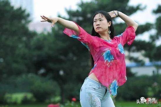 网红10年：凤姐死了李佳琦活了，薇娅直播20分钟卖出814套房