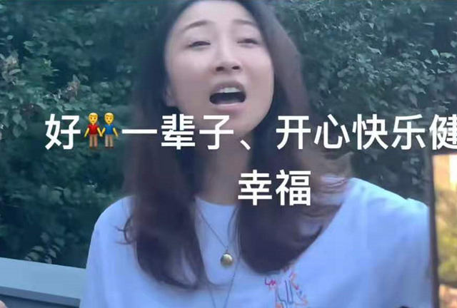 孙红雷一家三口同框，4岁女儿坐爸腿上东张西望，大眼睛萌态十足
