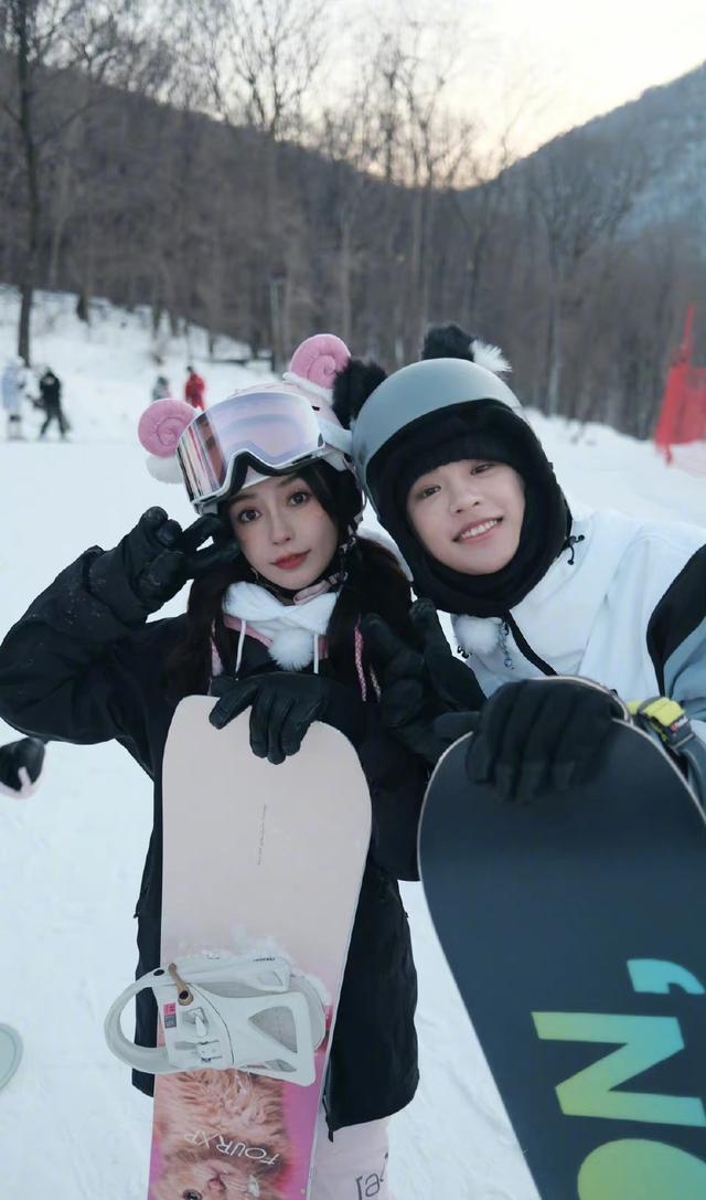 32岁baby晒滑雪照，状态不输虞书欣，与小13岁黄明昊同框似姐弟