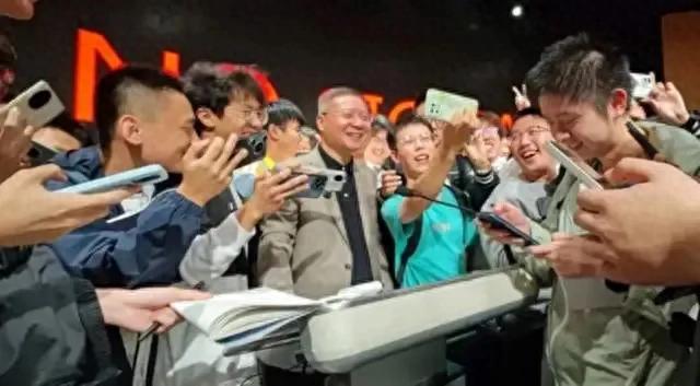 如何看待微笑男孩张维为在复旦大学演讲受到吹捧?