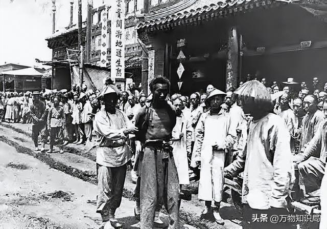 晚清老照片：男男女女挤在一起打麻将，囚徒感觉丢脸躲避镜头