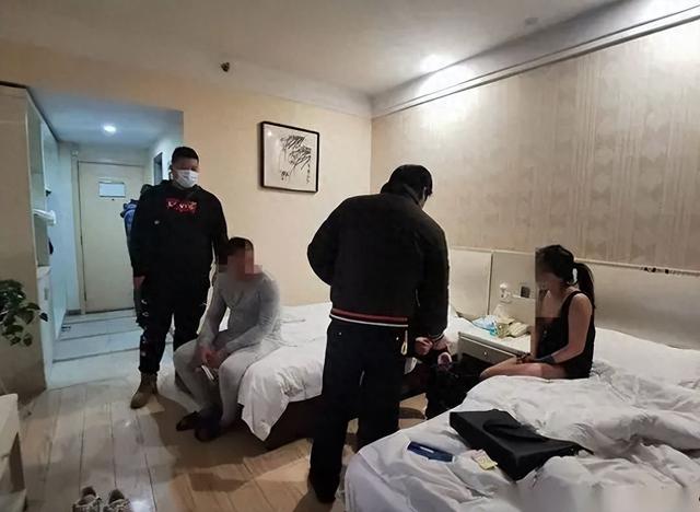 广东，男发现妻出轨健身教练，果断离婚，妻净身出户，放弃800万