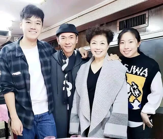 江华老婆被质疑碰瓷天王，称其为“徒弟”，网友称其不配蹭流量