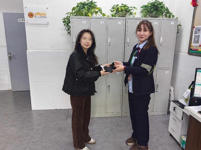 站管员主动联系警方,成功找到失主归还钱包