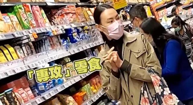 梁洛施罕见和妈妈同框,梁妈妈状态年轻,颜值气质不输女儿