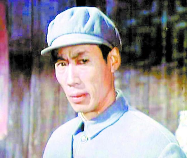 头发花白，衣服全是洞，88岁烟不离手的焦晃，早已走上另一条大道