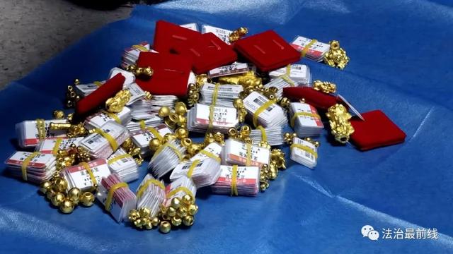 价值100多万！广西一珠宝店被撬盗！现场惊现诡异“雨衣男”……