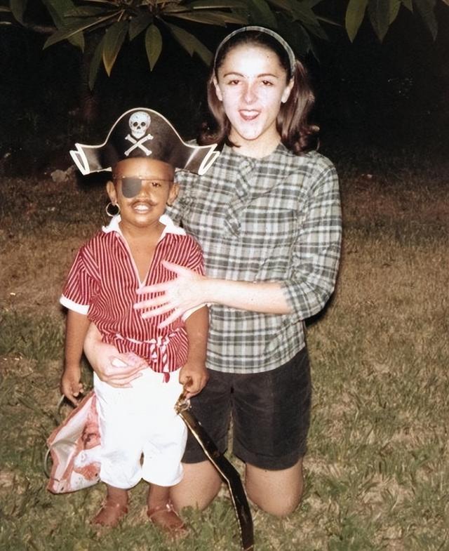 1973年，12岁的奥巴马第一次见到父亲拍合影，老奥巴马也是个人物