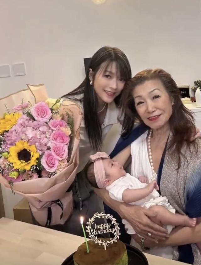 知名港星连诗雅为母亲庆祝生日！寿星驻颜有术，三代同堂太温馨