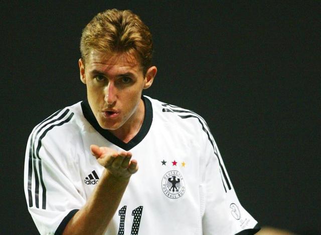 “老将”C罗再进灌篮式头球，“纯头球技术”可否超越历代轰炸机