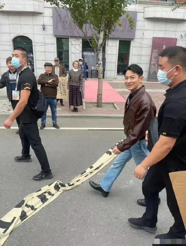 61岁刘德华鱼尾纹抢镜，生图曝光身高太虐，网友：把天王拍成郭敬明了