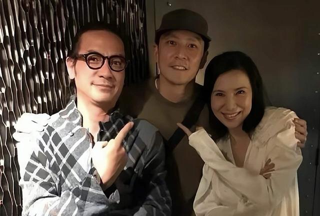 关秀媚低调复出，曝和吴彦祖拍激情戏细节，对方害羞到起生理反应