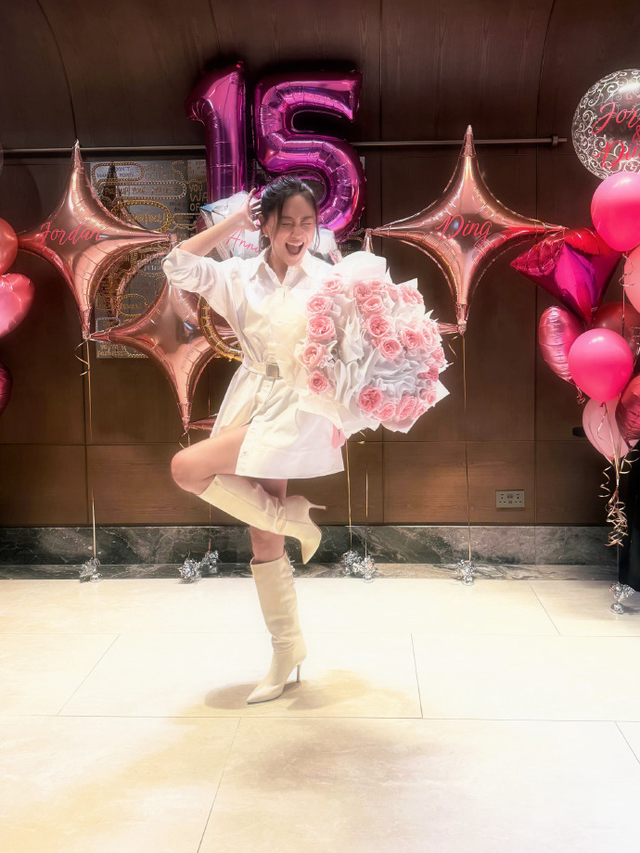 应采儿晒照纪念和陈小春结婚15周年,网友:又幸福了