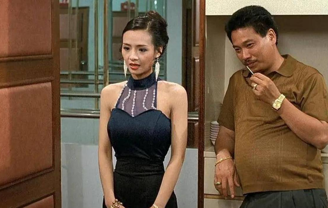 58岁叶子楣请明星朋友吃大餐，穿着青花瓷裙子，整个人瘦到显病态