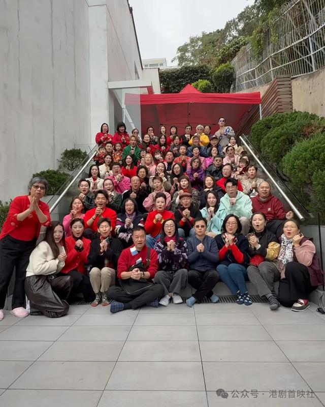 汪明荃罗家英初二团拜,亿元豪宅楼梯坐逾半百好友仍卓卓有余