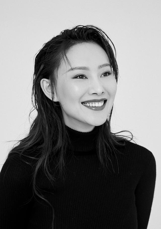 李昕岳黑白质感写真曝光镜头中诠释多变情绪