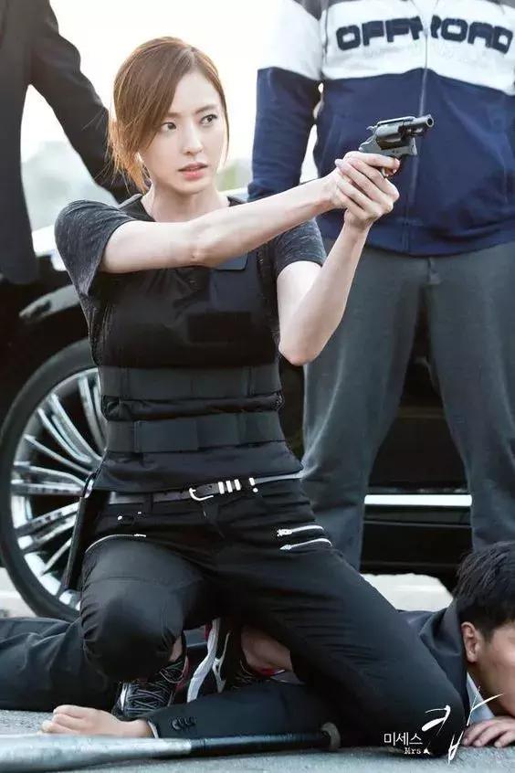 那些叫“腿精”的，在她面前都不敢露腿