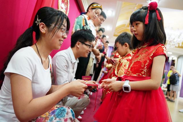 七夕节，小花童为新人甜蜜送祝福