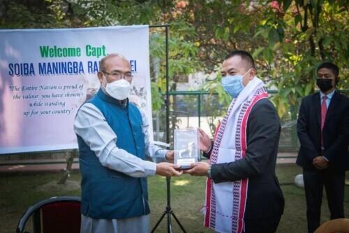 被解放军打得丢盔弃甲逃回印度，他竟然成了“英雄”