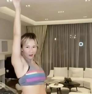 李玟多少岁(46岁李玟近照认不出，五官大变与舞台上判若两人，感情状态再引猜疑)