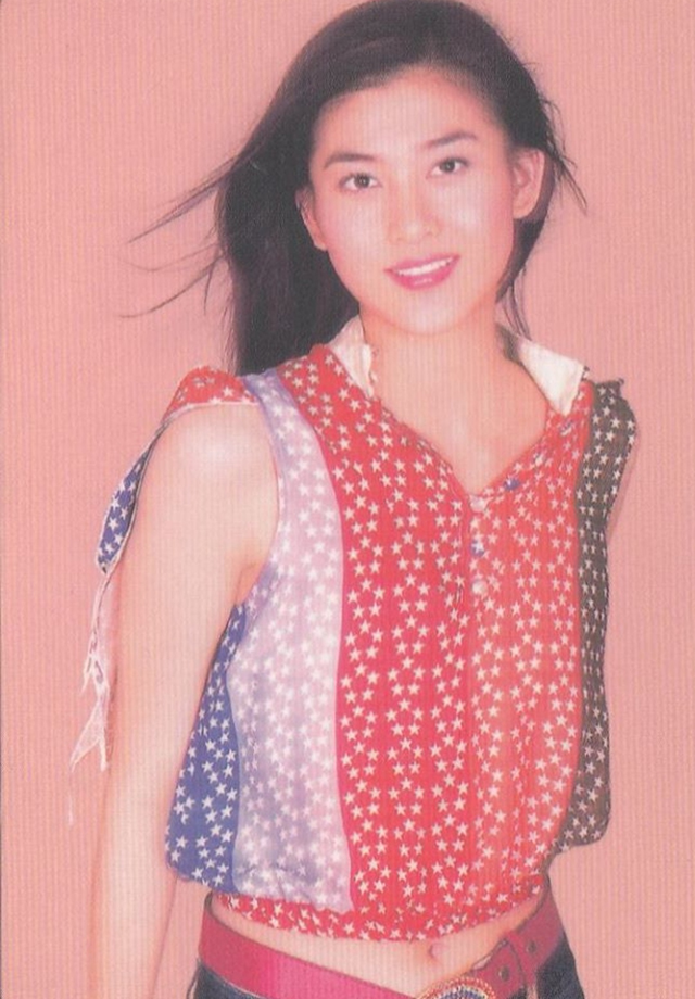 38岁香港知名女星为男网红夹菜擦嘴引热议，网友：为钱没有底线吗